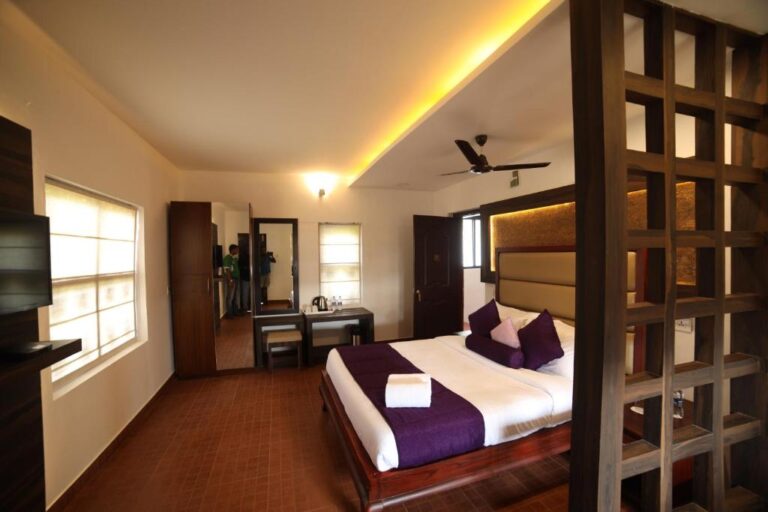 Contour Island Resort - Superior Room