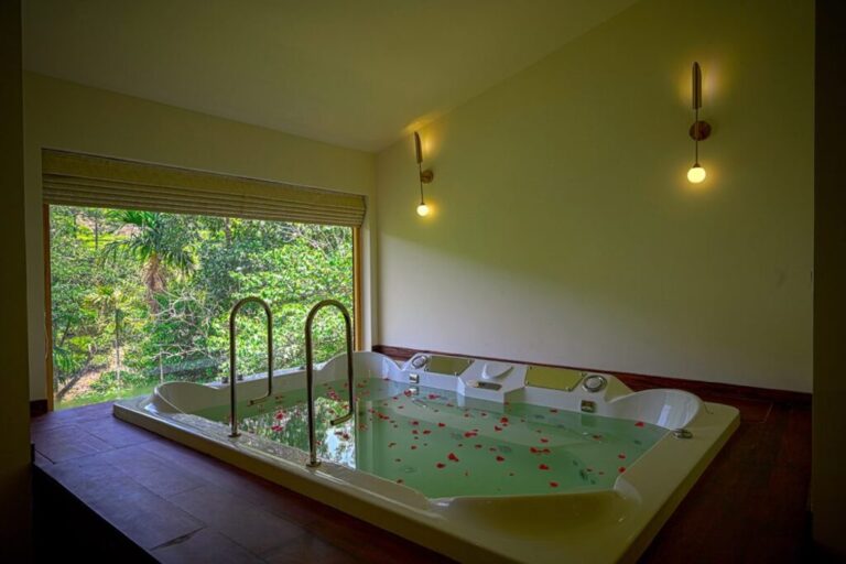Maple ash resort Vythiri - Jacuzzi Villa