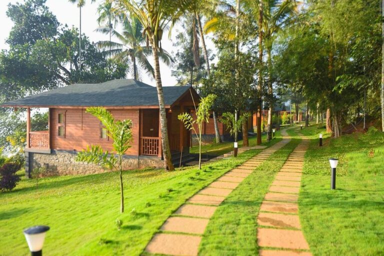 Waterfront cottages in Lakerose