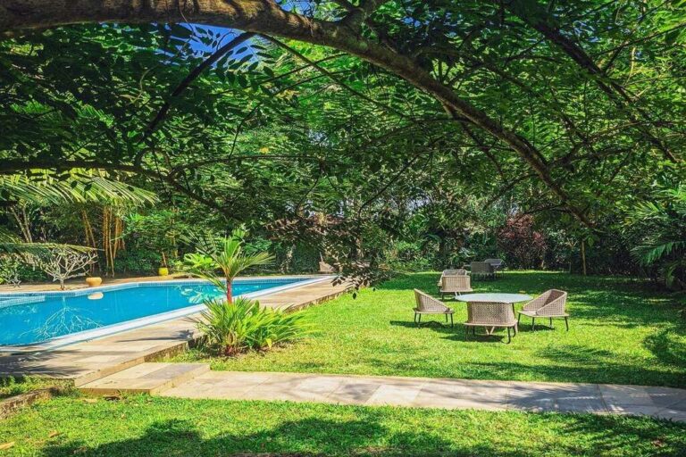 pool at raindrops resort