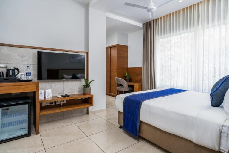 standard room at Oshin hotel Kalpetta