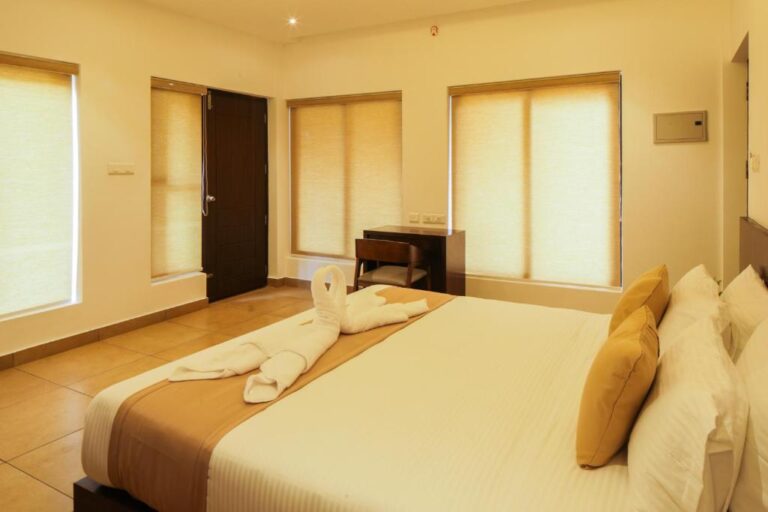 Lake View Deluxe Cottage - The Serenity Wayanad