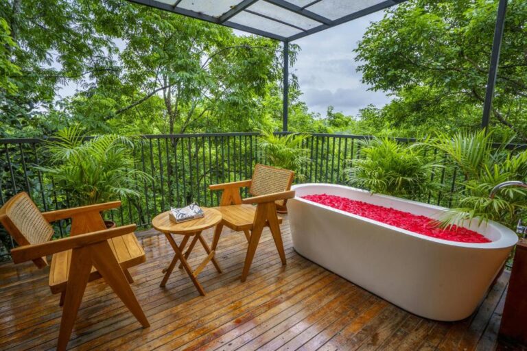 Tree house with Bathtub at at Crystal Kuruva